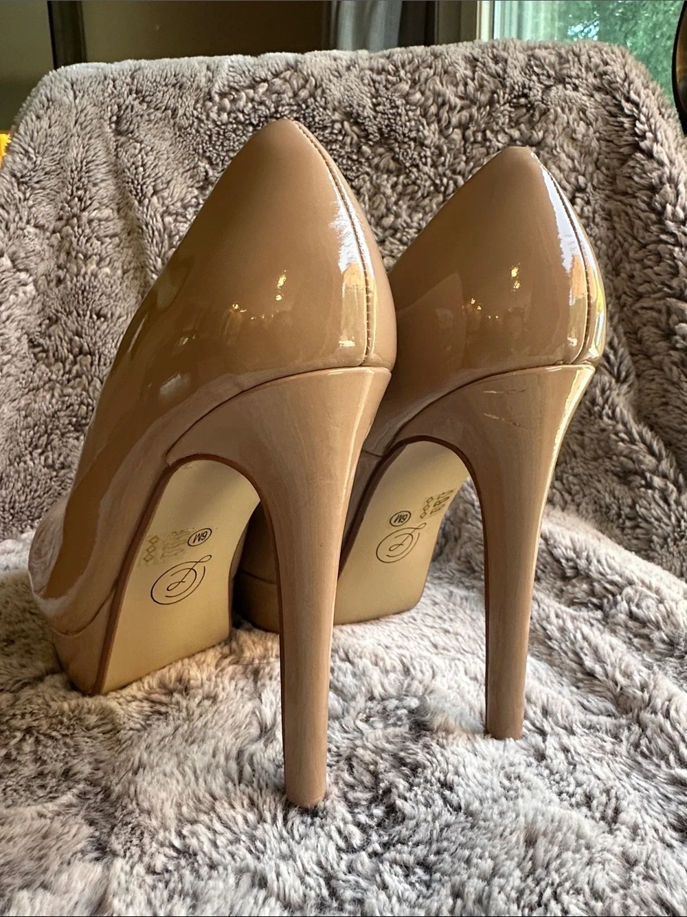 New without box Chinese Laundry Nude Patent Round-Toe Heels
